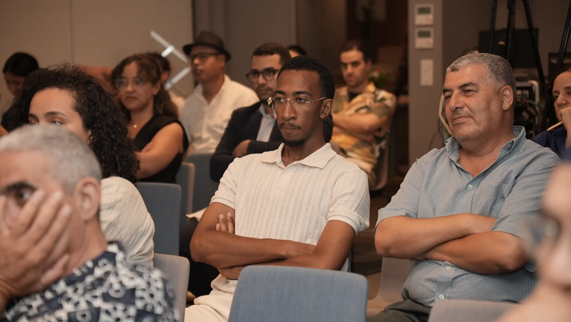Participants suivant un séminaire professionnel, captation événementielle DAMBA VISUALS au Maroc