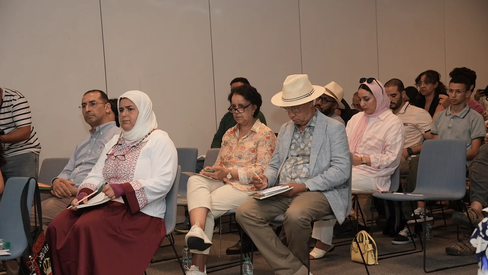 Professionnels réunis lors d'un événement, contexte de production de contenu vidéo pour les réseaux sociaux au Maroc